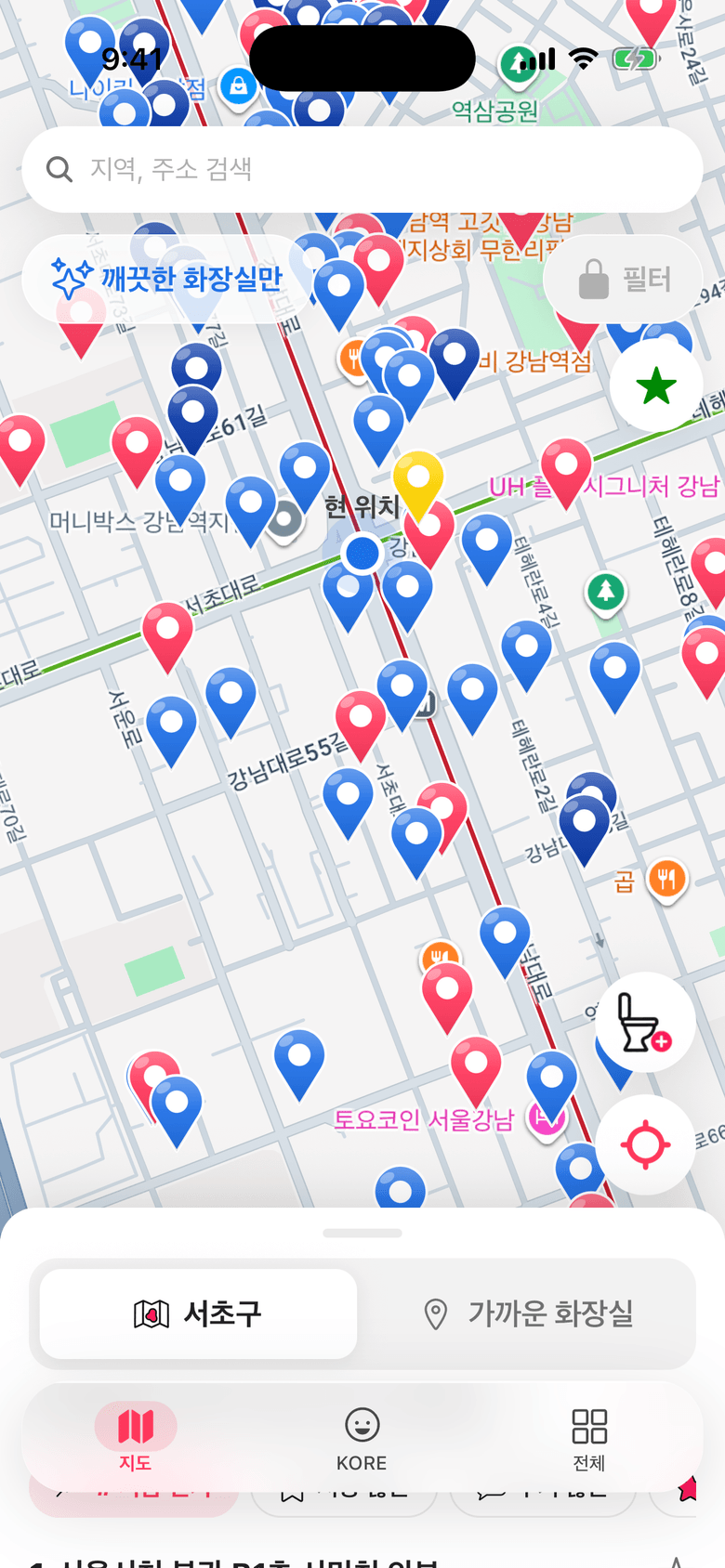 KORE 앱 지도 화면. 강남역 주변에 빨간 핀과 파란 핀이 흩어져 있고, 위쪽에 검색창과 깨끗한 화장실만·필터 버튼, 아래에 서초구 · 가까운 화장실 전환이 있는 시트가 있다.